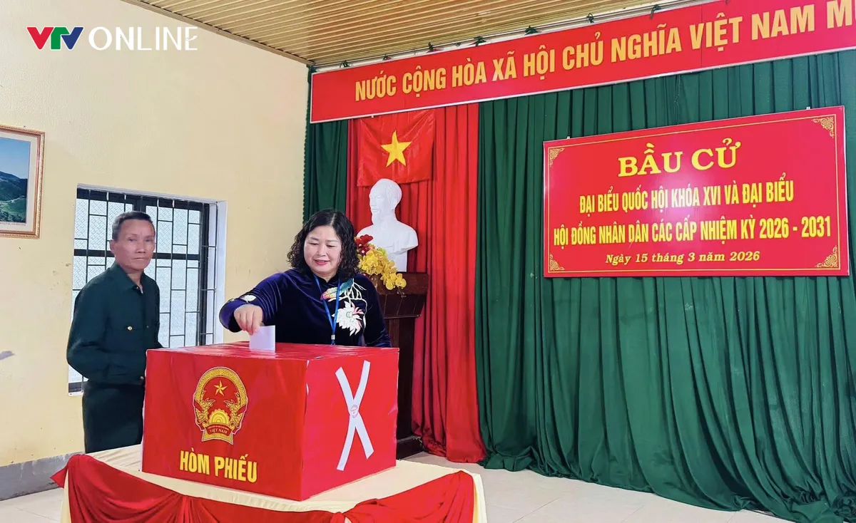 Cử tri Thuận H&ograve;a n&ocirc; nức đi bầu cử giữa mưa sớm v&ugrave;ng cao - Ảnh 4.