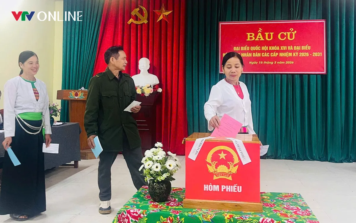 Cử tri xã Thu Cúc có mặt từ sớm tại khu vực bỏ phiếu để thực hiện quyền và nghĩa vụ công dân trong ngày bầu cử.