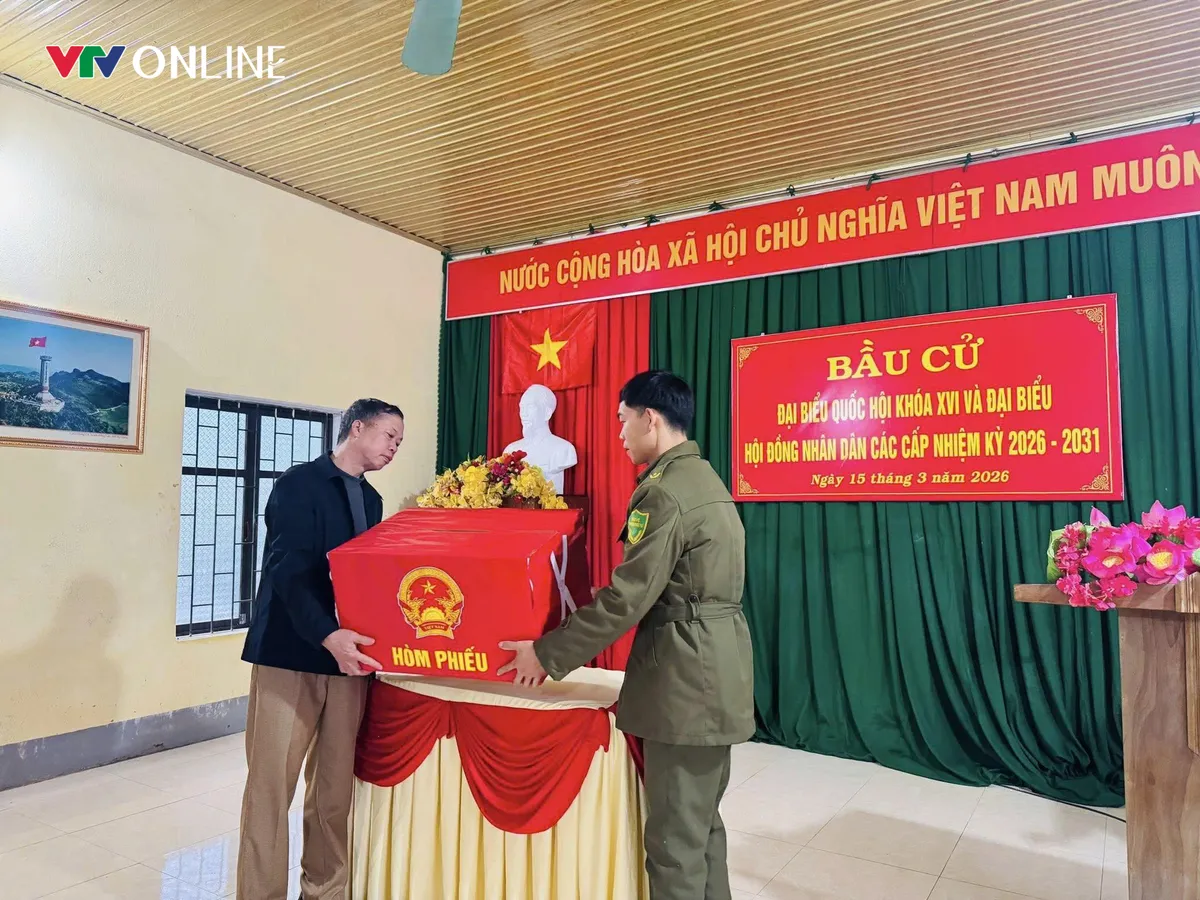 Cử tri Thuận H&ograve;a n&ocirc; nức đi bầu cử giữa mưa sớm v&ugrave;ng cao - Ảnh 2.