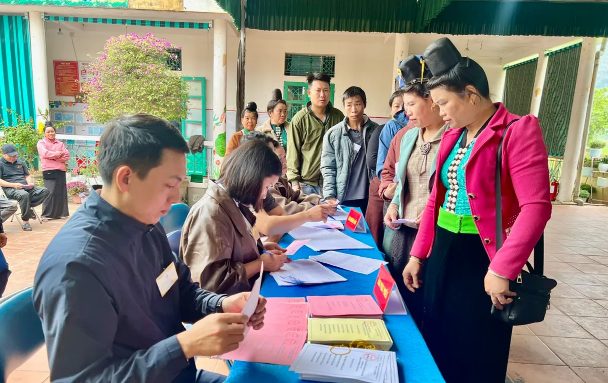 Điện Bi&ecirc;n: Tỷ lệ cử tri đi bầu cử đạt 99,96%- Ảnh 2.