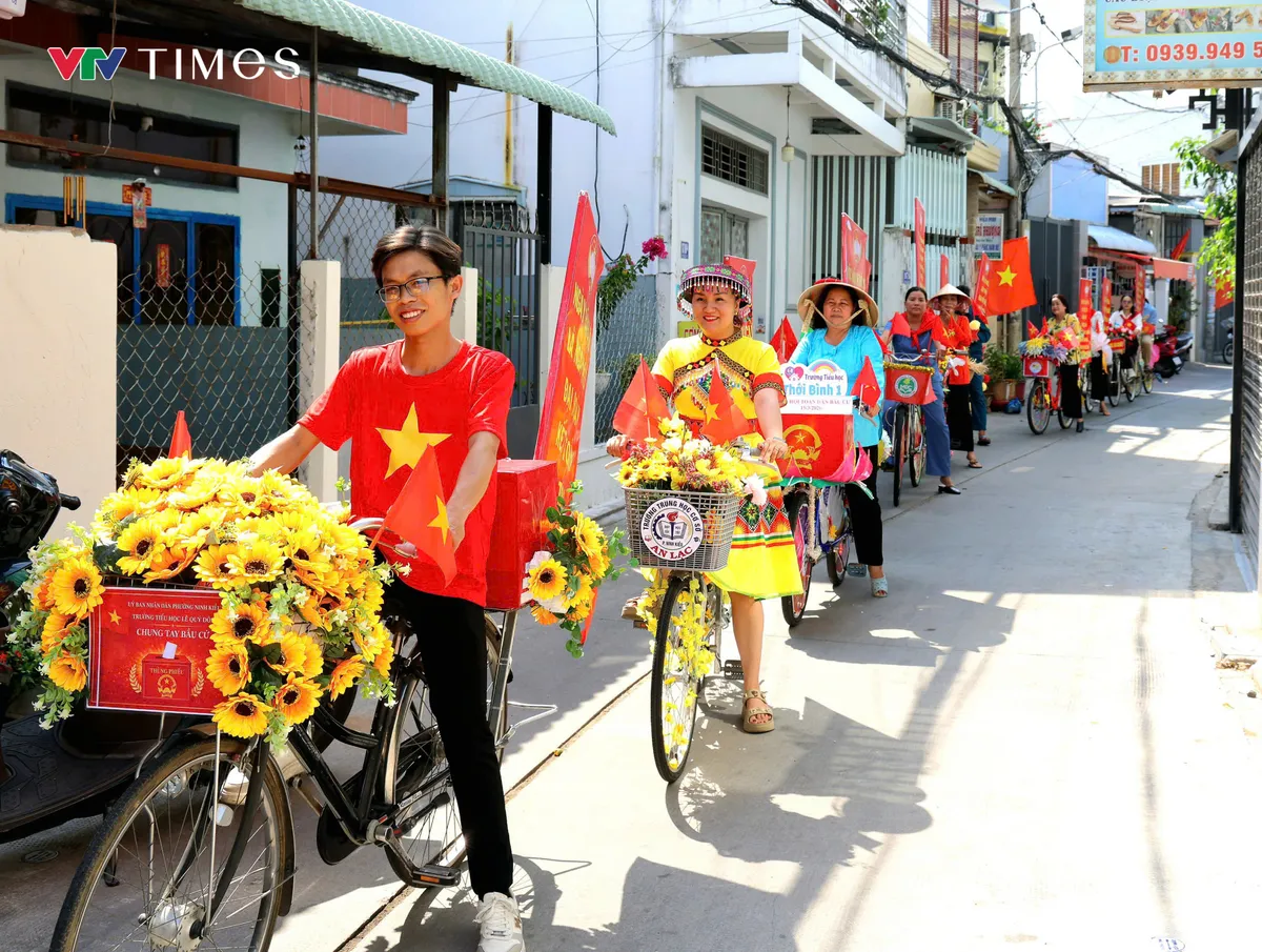 Cử tri Cần Thơ đi bầu từ sáng sớm, gửi kỳ vọng qua từng lá phiếu - Ảnh 4.