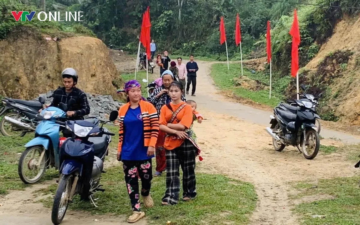 Từ khắp các ngã đường các cử tri đổ về khu vực bỏ phiếu tại nhà văn hóa thôn.