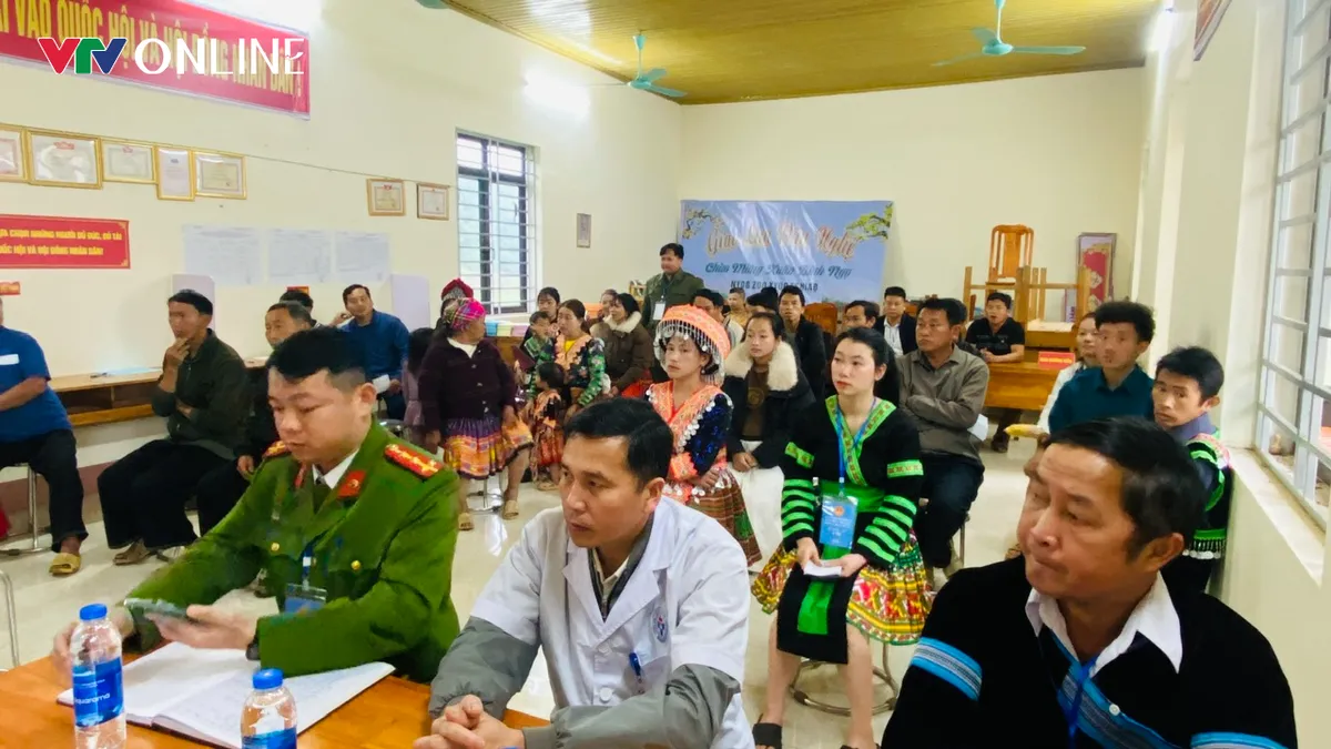 Cử tri vùng cao Phú Thọ phấn khởi tham gia ngày hội bầu cử - Ảnh 3.