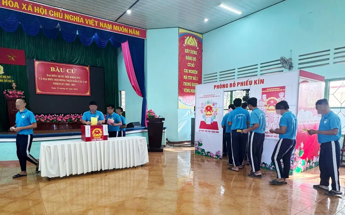 Các học viên cơ sở cai nghiện ma túy số 2 Lâm Đồng thực hiện nghĩa vụ công dân nghiêm túc, trang trọng.