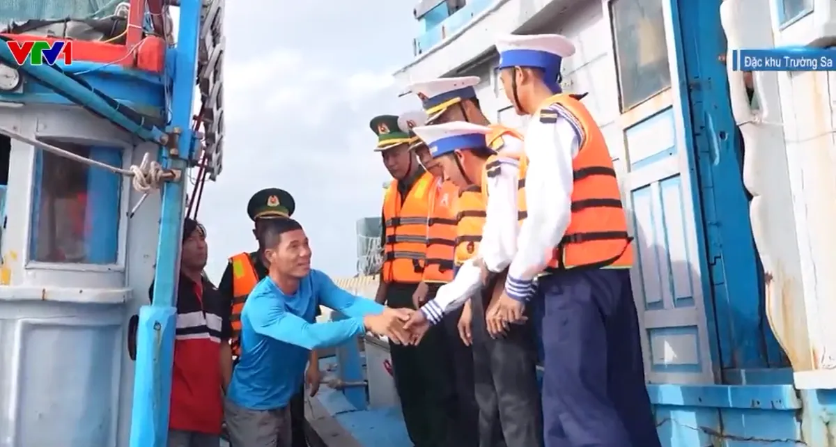 Những cử tri đặc biệt ở Trường Sa- Ảnh 2. Những cử tri đặc biệt ở Trường Sa- Ảnh 2.