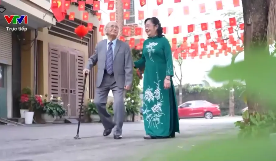 Cử tri nhiều thế hệ hòa nhịp ngày hội non sông - Ảnh 1.