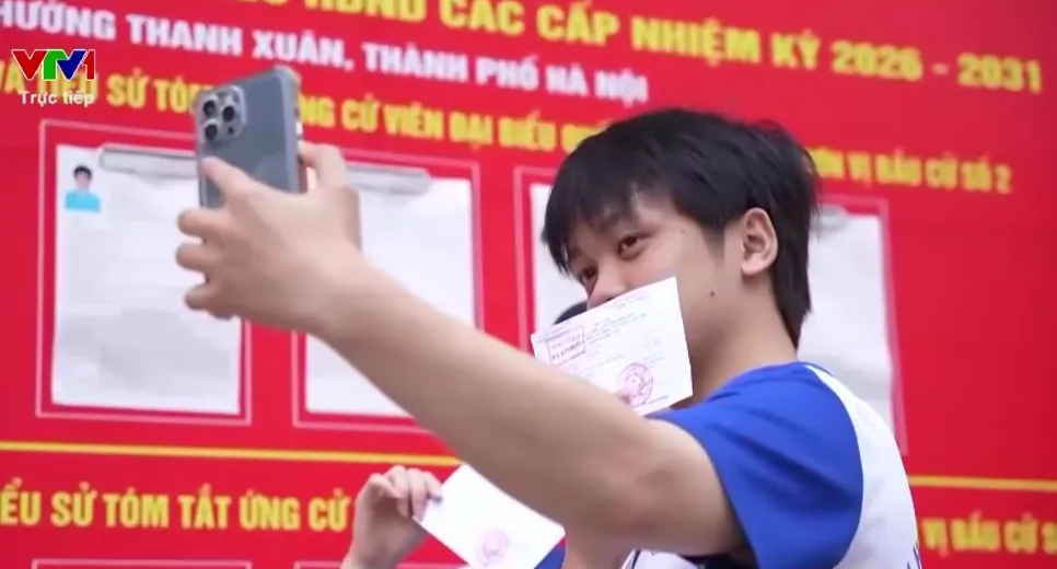 Cử tri nhiều thế hệ hòa nhịp ngày hội non sông - Ảnh 2.