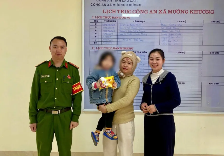 Bé trai đạp xe hơn 20 km rồi đi lạc, được công an xã giúp đoàn tụ với gia đình- Ảnh 1. Bé trai đạp xe hơn 20 km rồi đi lạc, được công an xã giúp đoàn tụ với gia đình- Ảnh 1.