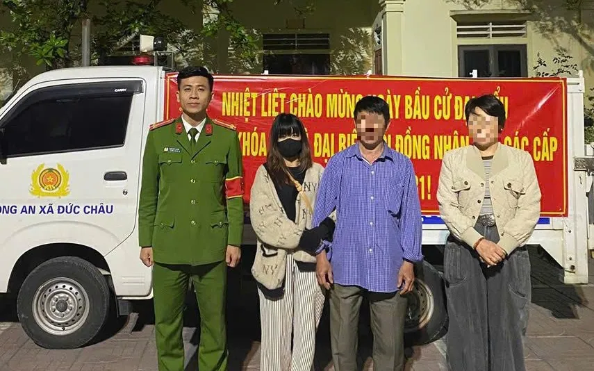 Gia đình đón chị T. về sau khi nhận được thông tin từ cơ quan Công an