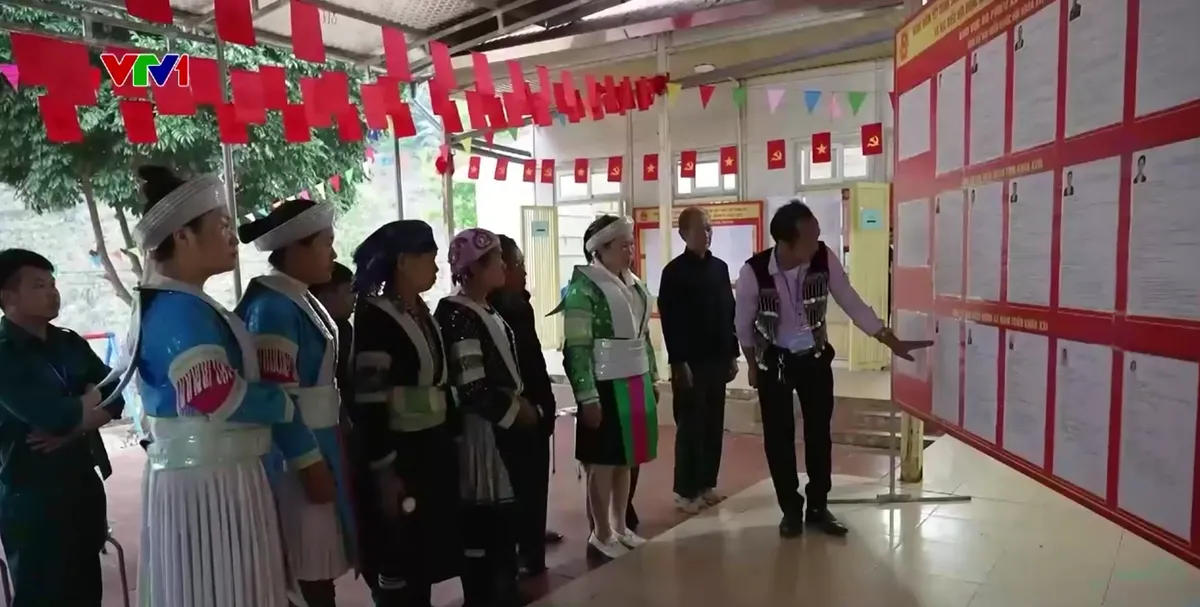 Người dân cả nước nô nức đi bỏ phiếu - Ảnh 1.