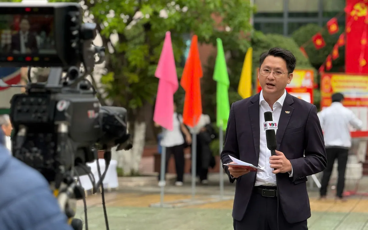 Người dẫn chương trình Trần Long tại điểm cầu Đà Nẵng sáng nay (15/3)