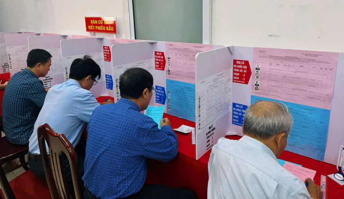 Khánh Hòa: Hơn 1,65 triệu cử tri nô nức đi bầu cử đại biểu Quốc hội và HĐND các cấp - Ảnh 8.