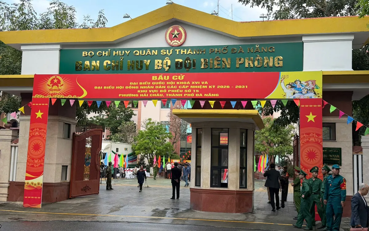 Khu vực bỏ phiếu số 15, phường Hải Châu, thành phố Đà Nẵng rộn ràng không khí bầu cử.