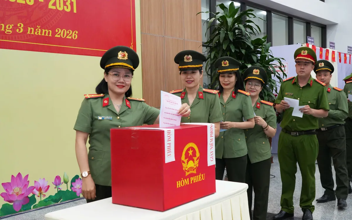 Hơn 1.100 cán bộ, chiến sĩ Công an TP Huế tham gia bỏ phiếu bầu đại biểu Quốc hội khóa XVI và đại biểu Hội đồng nhân dân các cấp nhiệm kỳ 2026 - 2031.
