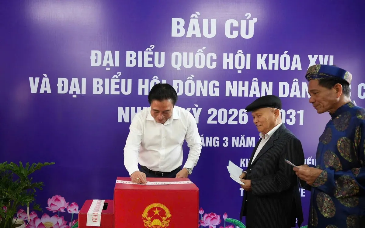 Chủ tịch UBND thành phố Huế Nguyễn Khắc Toàn tham dự lễ khai mạc và trực tiếp tham gia bỏ phiếu tại các tổ bầu cử trên địa bàn.