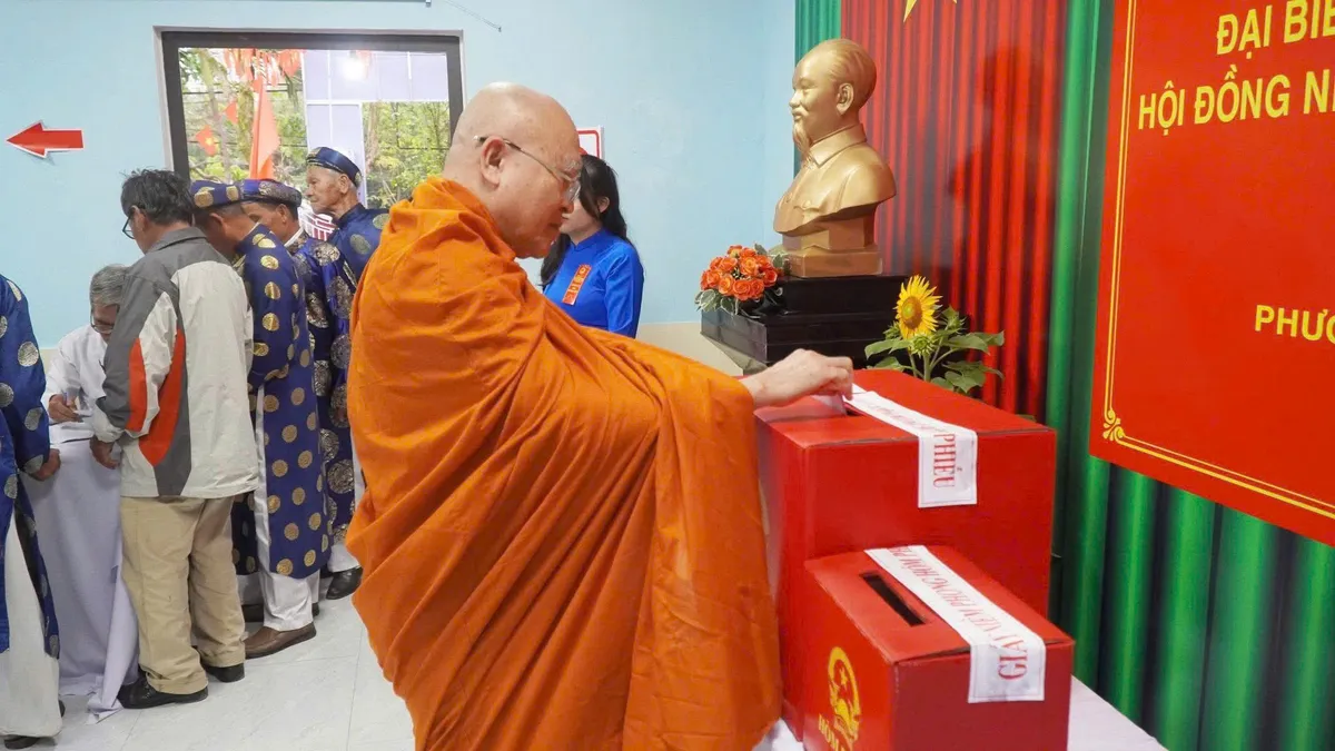 Hơn 1 triệu cử tri th&agrave;nh phố Huế n&ocirc; nức đi bầu cử - Ảnh 5.