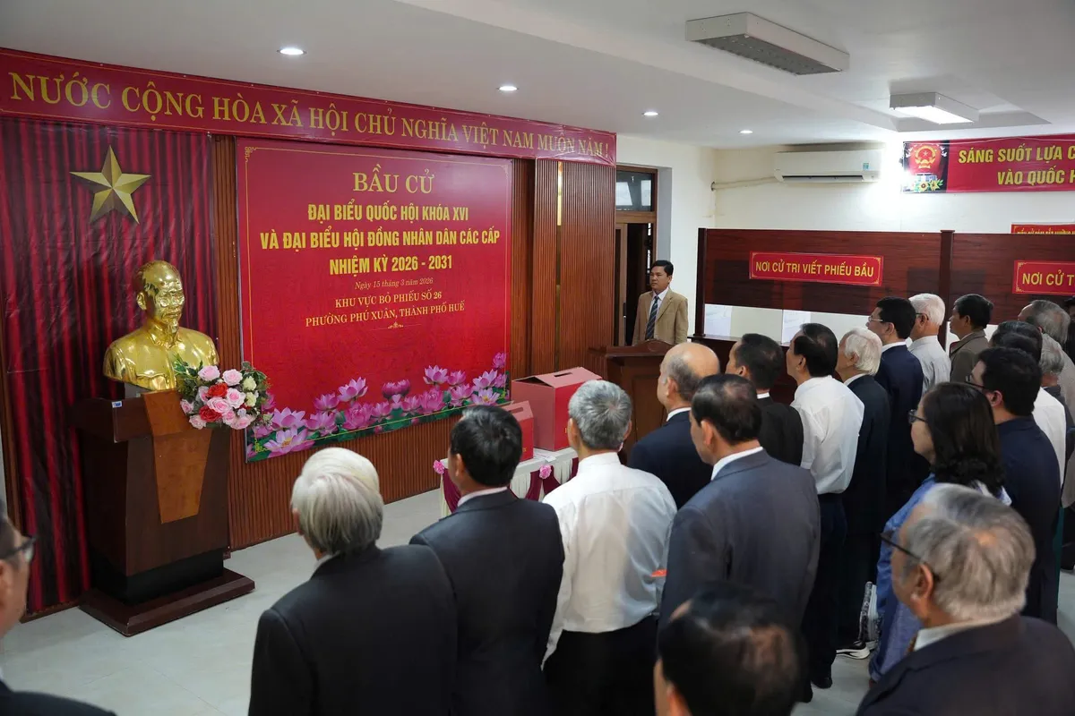 Hơn 1 triệu cử tri th&agrave;nh phố Huế n&ocirc; nức đi bầu cử - Ảnh 1.