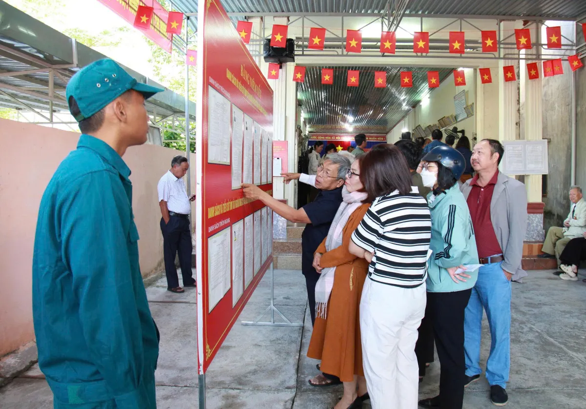 Hơn 1,4 triệu cử tri Quảng Ng&atilde;i n&ocirc; nức tham gia ng&agrave;y bầu cử - Ảnh 4.