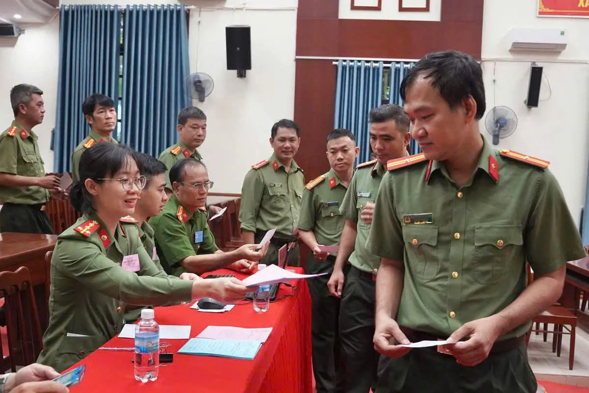 Khánh Hòa: Đến 11 giờ 30, có 81,6% cử tri tham gia bầu cử - Ảnh 2.