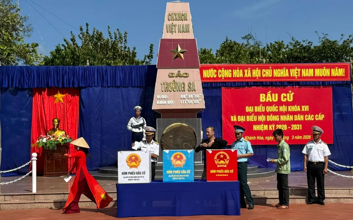 Tại Khu vực bỏ phiếu số 14 (đảo Trường Sa), không khí ngày hội bầu cử diễn ra vô cùng trang nghiêm và náo nức. Đây là lần thứ hai đảo Trường Sa tổ chức bầu cử cùng ngày với đất liền, khẳng định sự kết nối chặt chẽ giữa biển đảo và đại lục.