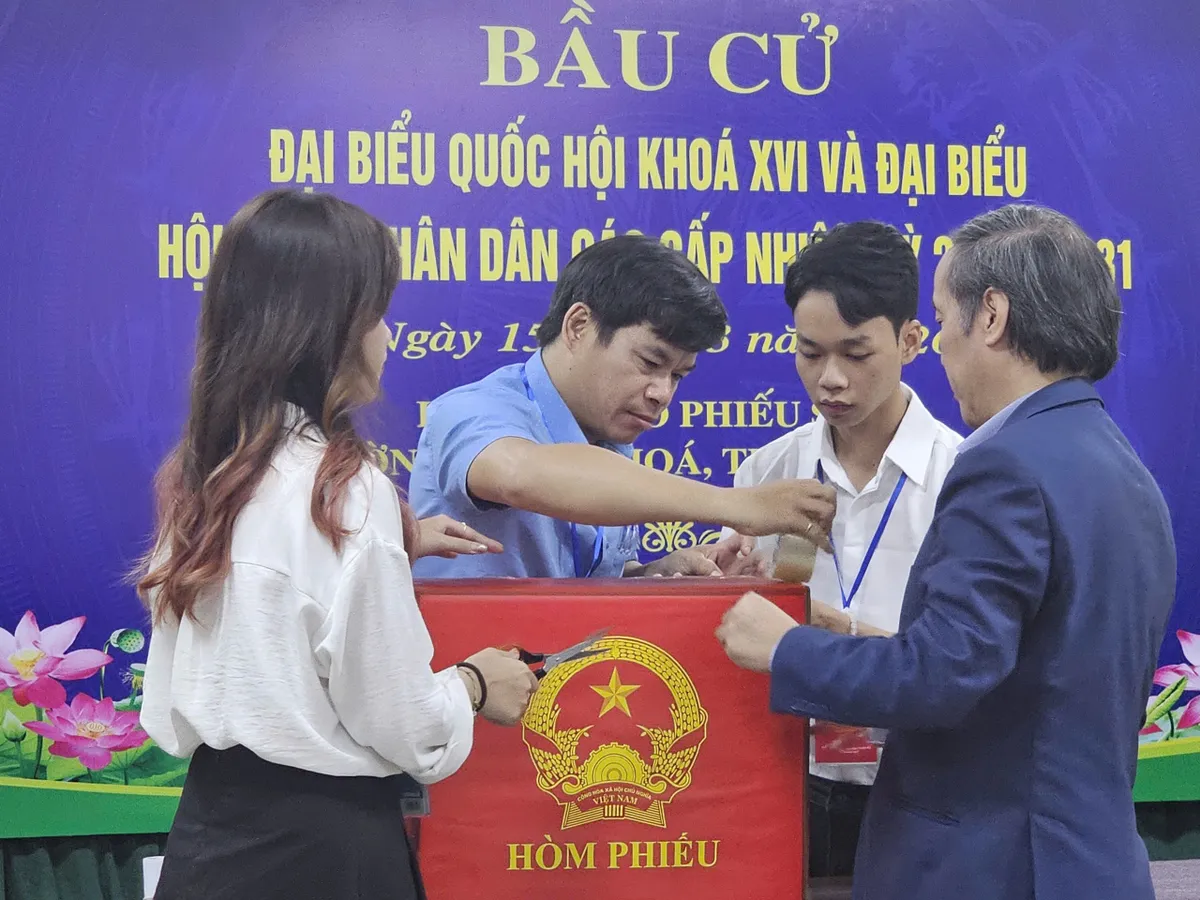 Sinh vi&ecirc;n, bệnh nh&acirc;n Trường ĐH Y Dược Huế tham gia bầu cử - Ảnh 1.