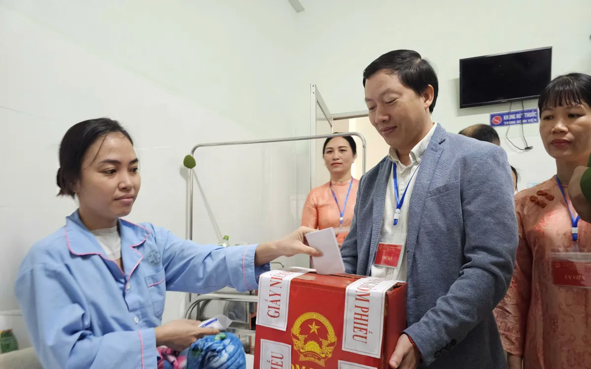 Nhiều bệnh nhân đang điều trị tại các khoa phòng Trường ĐH Y Dược Huế được tạo điều kiện để tham gia bỏ phiếu. 