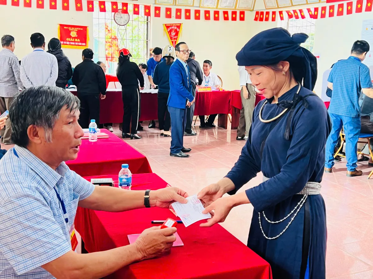 Ngày bầu cử tại Làng Văn hóa: Biểu tượng của khối đại đoàn kết toàn dân tộc - Ảnh 9.