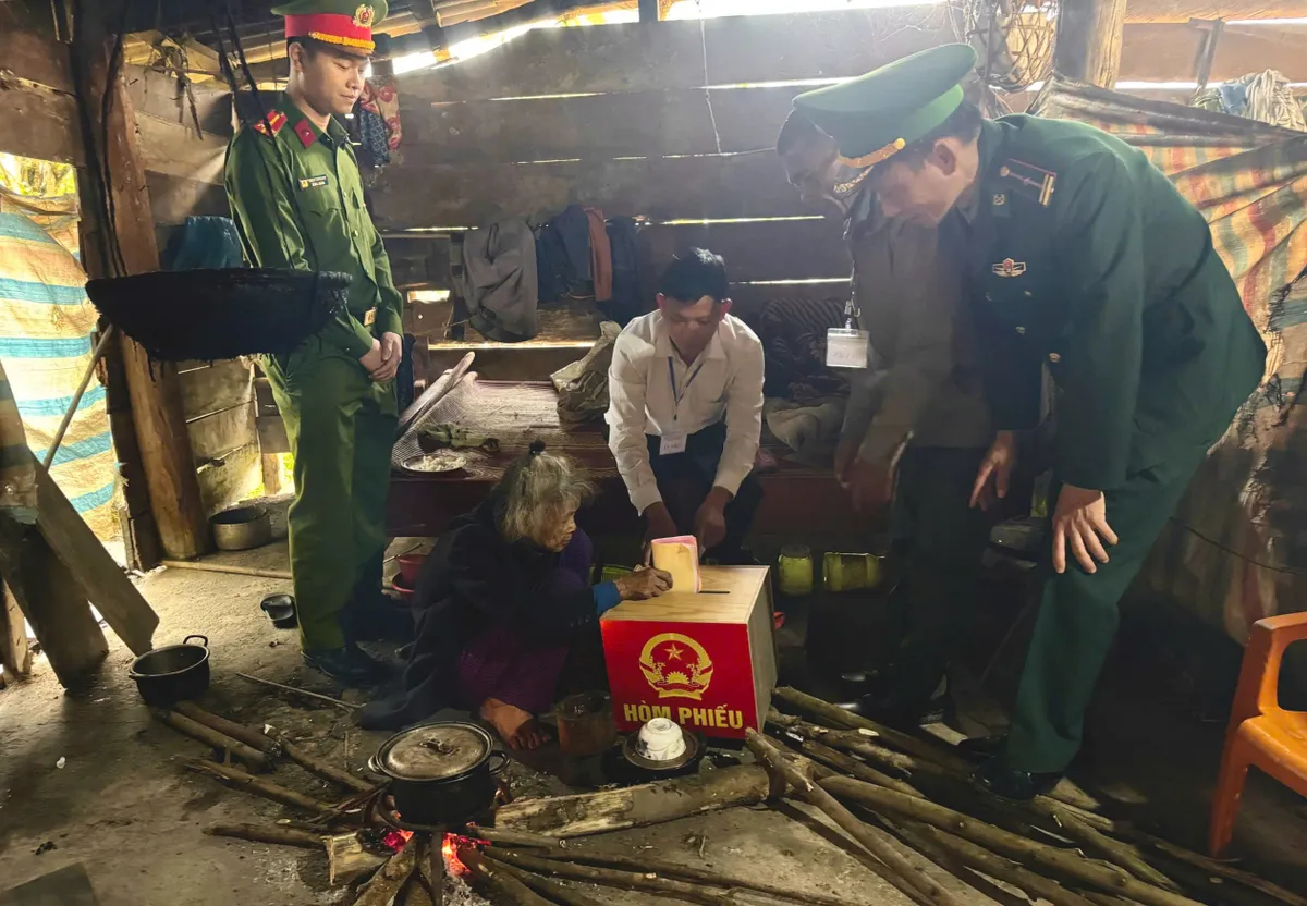 Ngư d&acirc;n Quảng Trị chủ động r&uacute;t ngắn chuyến biển để tham gia ng&agrave;y hội bầu cử - Ảnh 3.