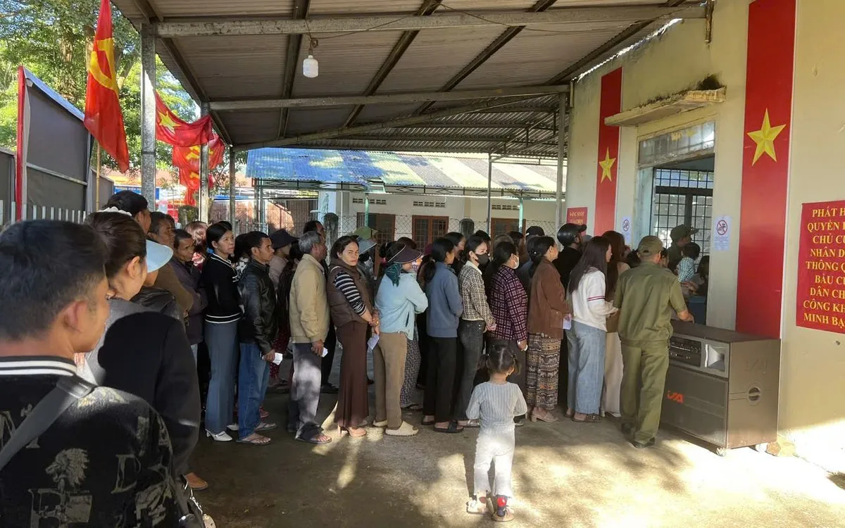 Cử tri Lâm Đồng nô nức đi bầu cử trong ngày hội toàn dân.