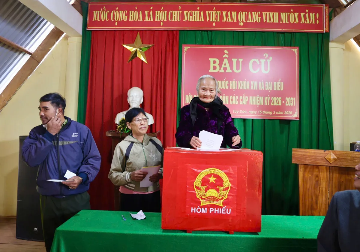 Hơn 2,7 triệu cử tri L&acirc;m Đồng n&ocirc; nức đi bầu cử trong ng&agrave;y hội to&agrave;n d&acirc;n - Ảnh 5.