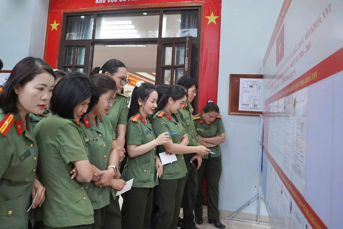 C&ocirc;ng an tỉnh Kh&aacute;nh H&ograve;a ho&agrave;n th&agrave;nh bầu cử sớm, triển khai đồng bộ phương &aacute;n an ninh tại 1.123 điểm bỏ phiếu - Ảnh 2.