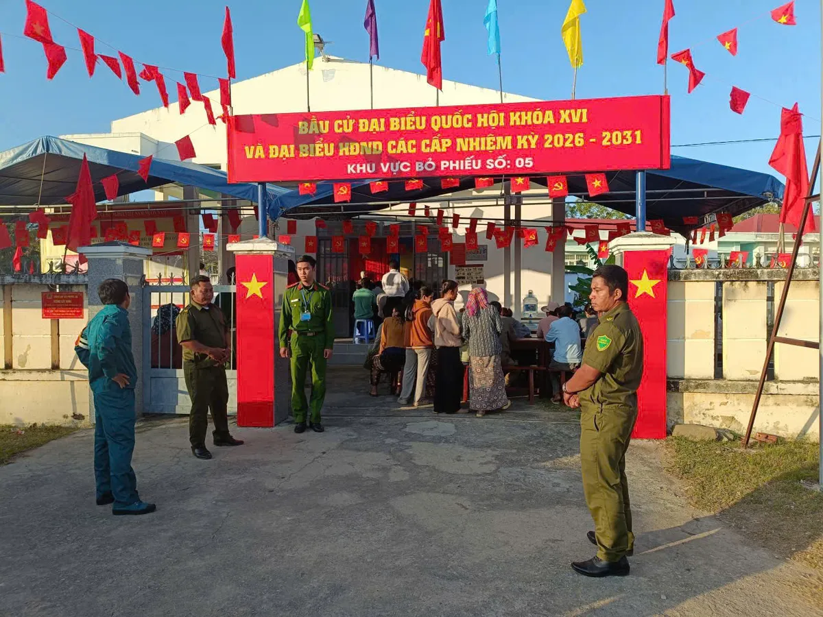 C&ocirc;ng an tỉnh Kh&aacute;nh H&ograve;a ho&agrave;n th&agrave;nh bầu cử sớm, triển khai đồng bộ phương &aacute;n an ninh tại 1.123 điểm bỏ phiếu - Ảnh 5.