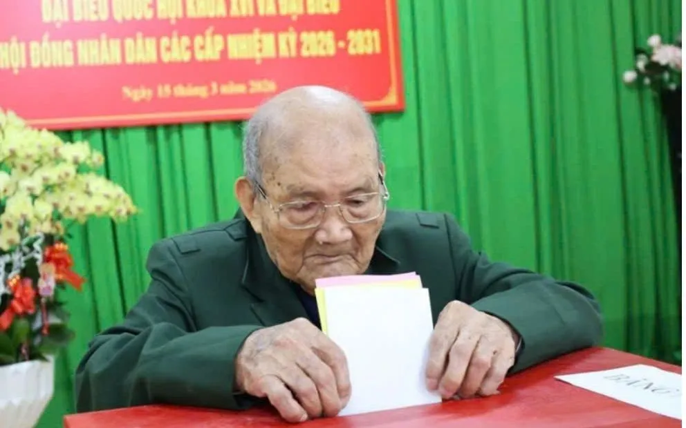 Cụ Ngô Viết Ngưu bỏ phiếu bầu đại biểu Quốc hội và đại biểu HĐND các cấp.