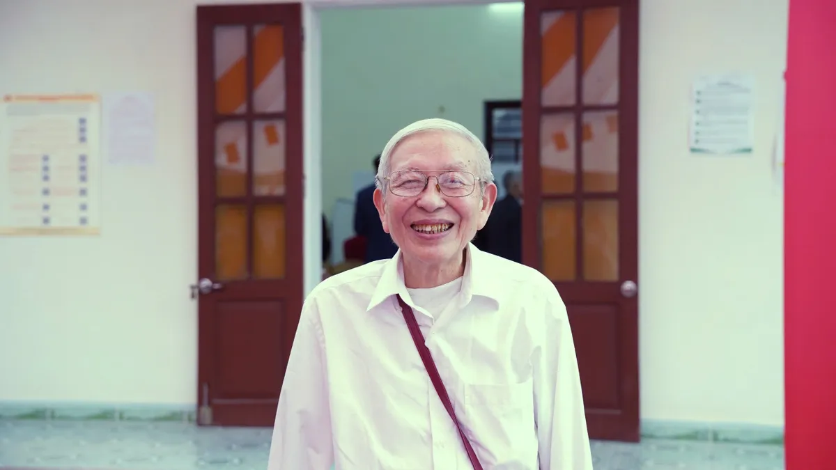 Cử tri Hưng Yên tích cực đi bầu, người cao tuổi và người khuyết tật vẫn trực tiếp bỏ phiếu - Ảnh 6.