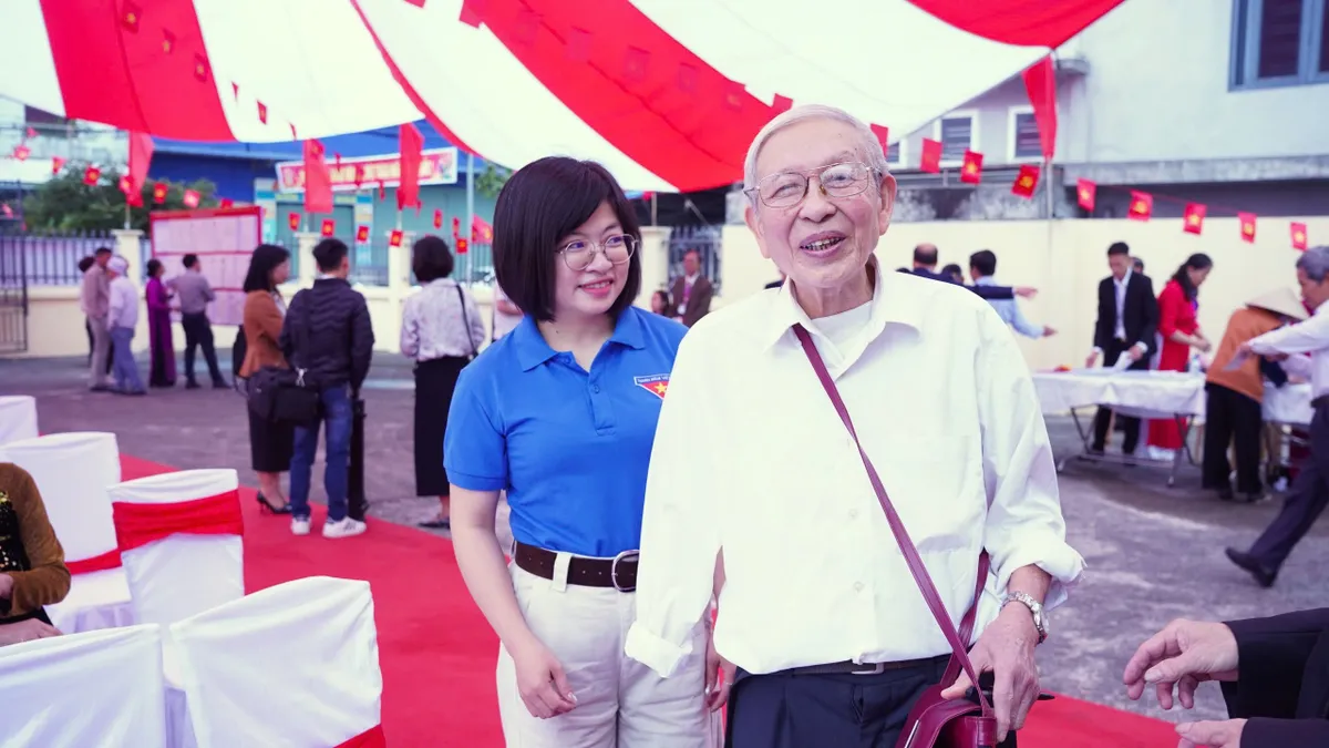 Cử tri Hưng Yên tích cực đi bầu, người cao tuổi và người khuyết tật vẫn trực tiếp bỏ phiếu - Ảnh 5.