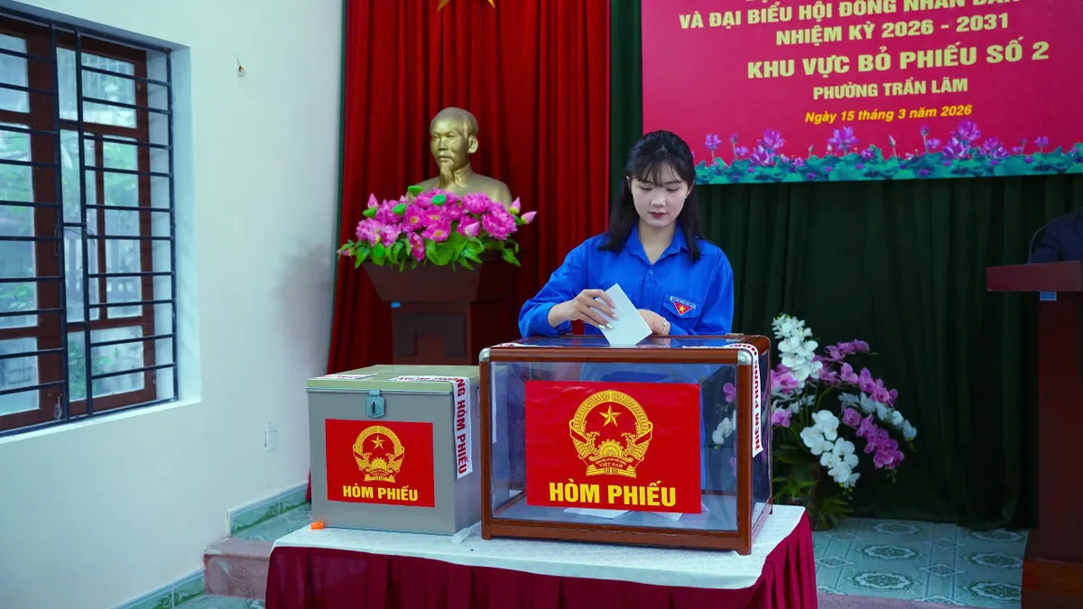 Cử tri Hưng Yên tích cực đi bầu, người cao tuổi và người khuyết tật vẫn trực tiếp bỏ phiếu - Ảnh 7.