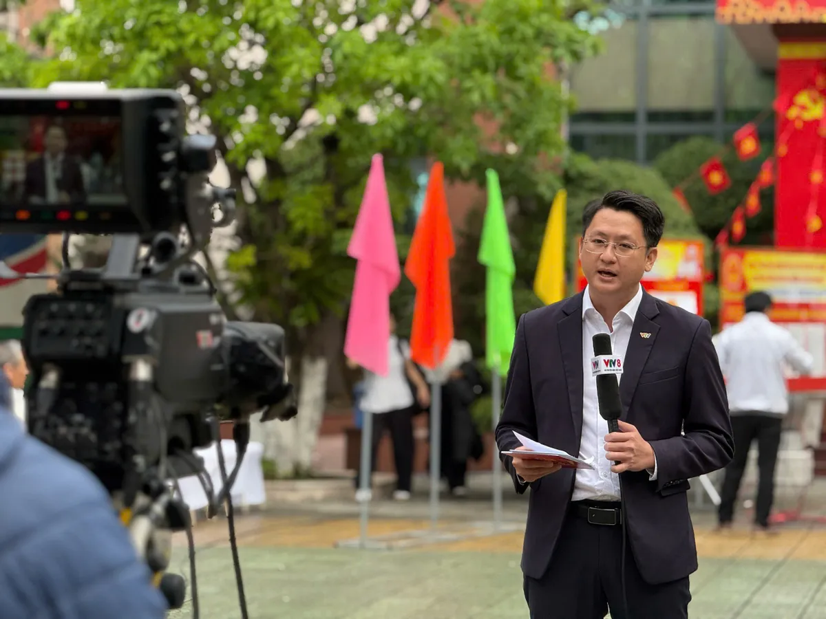 Cầu truyền h&igrave;nh "Ng&agrave;y hội non s&ocirc;ng" kết nối h&agrave;ng chục điểm cầu truyền tải kh&ocirc;ng kh&iacute; n&ocirc; nức, phấn khởi trong ng&agrave;y hội to&agrave;n d&acirc;n đi bầu cử.- Ảnh 19.