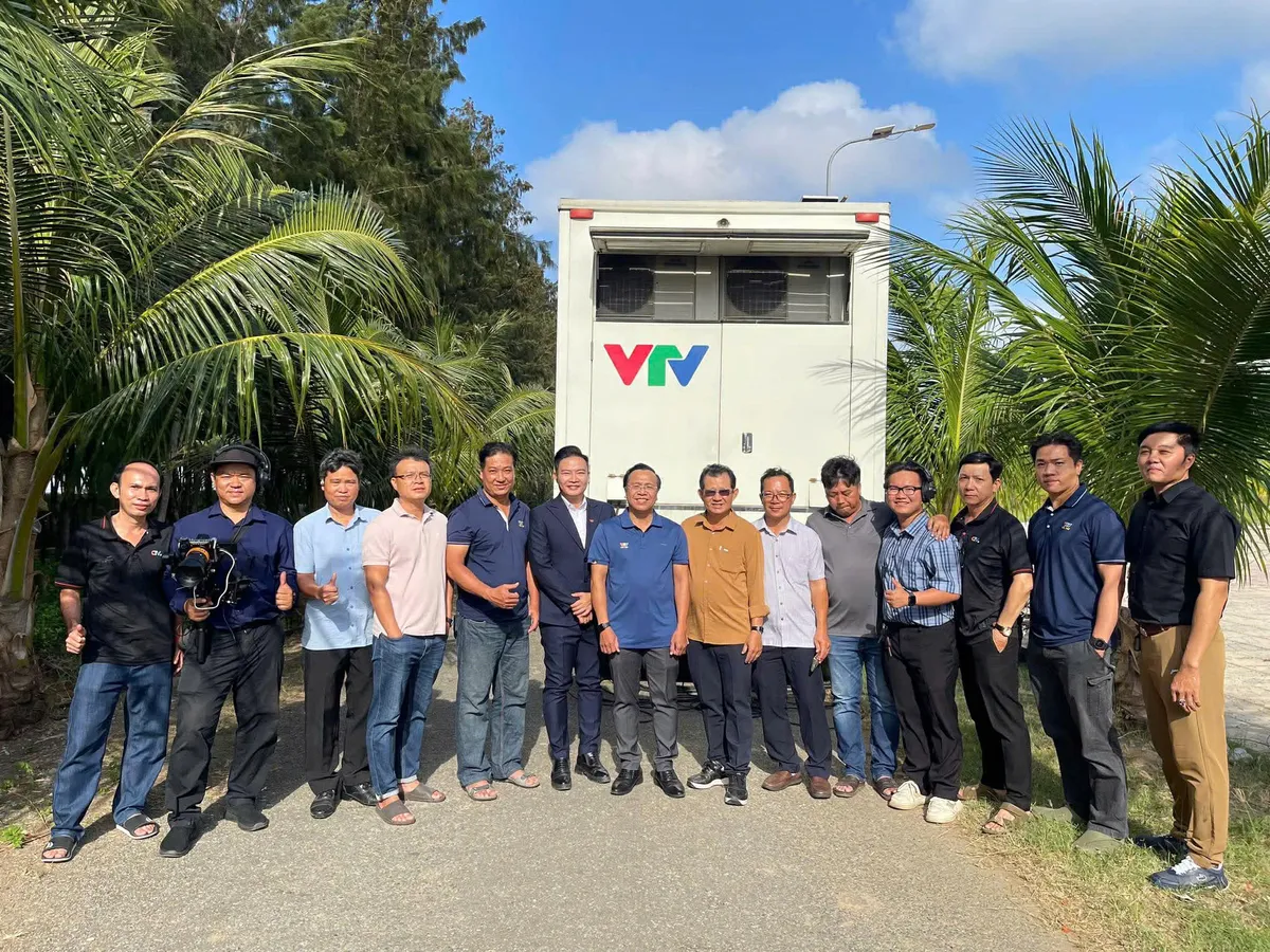 Cầu truyền h&igrave;nh "Ng&agrave;y hội non s&ocirc;ng" kết nối h&agrave;ng chục điểm cầu truyền tải kh&ocirc;ng kh&iacute; n&ocirc; nức, phấn khởi trong ng&agrave;y hội to&agrave;n d&acirc;n đi bầu cử.- Ảnh 23.