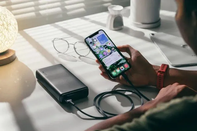 Th&oacute;i quen d&ugrave;ng sạc dự ph&ograve;ng c&oacute; thể &acirc;m thầm l&agrave;m hại pin điện thoại- Ảnh 1.