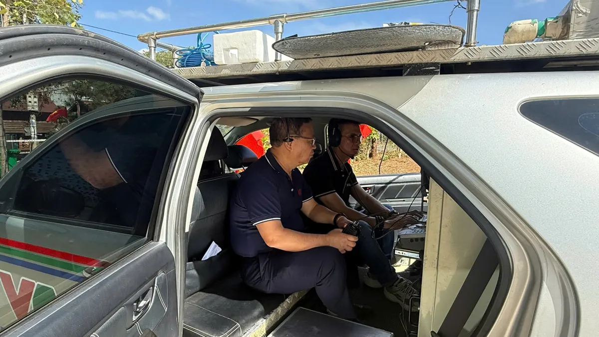 Cầu truyền h&igrave;nh "Ng&agrave;y hội non s&ocirc;ng" kết nối h&agrave;ng chục điểm cầu truyền tải kh&ocirc;ng kh&iacute; n&ocirc; nức, phấn khởi trong ng&agrave;y hội to&agrave;n d&acirc;n đi bầu cử.- Ảnh 18.