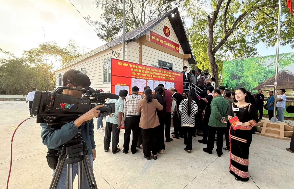 Cầu truyền h&igrave;nh "Ng&agrave;y hội non s&ocirc;ng" kết nối h&agrave;ng chục điểm cầu truyền tải kh&ocirc;ng kh&iacute; n&ocirc; nức, phấn khởi trong ng&agrave;y hội to&agrave;n d&acirc;n đi bầu cử.- Ảnh 17.