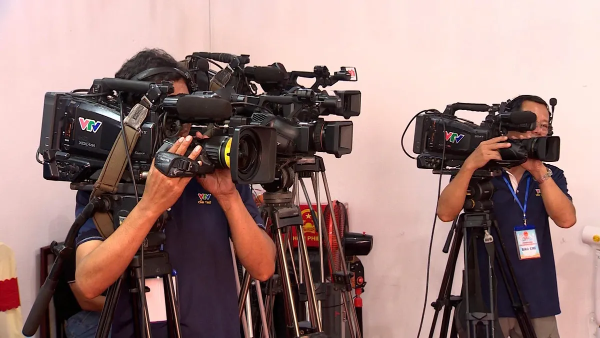 Cầu truyền h&igrave;nh "Ng&agrave;y hội non s&ocirc;ng" kết nối h&agrave;ng chục điểm cầu truyền tải kh&ocirc;ng kh&iacute; n&ocirc; nức, phấn khởi trong ng&agrave;y hội to&agrave;n d&acirc;n đi bầu cử.- Ảnh 25.