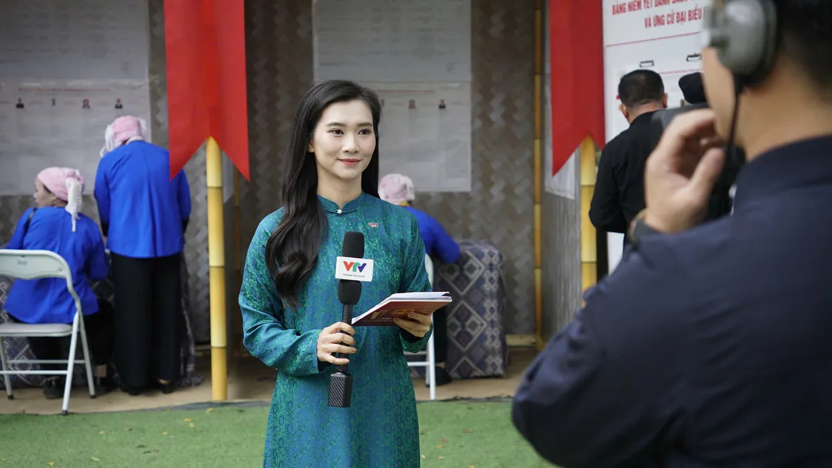 Cầu truyền h&igrave;nh "Ng&agrave;y hội non s&ocirc;ng" kết nối h&agrave;ng chục điểm cầu truyền tải kh&ocirc;ng kh&iacute; n&ocirc; nức, phấn khởi trong ng&agrave;y hội to&agrave;n d&acirc;n đi bầu cử.- Ảnh 11.