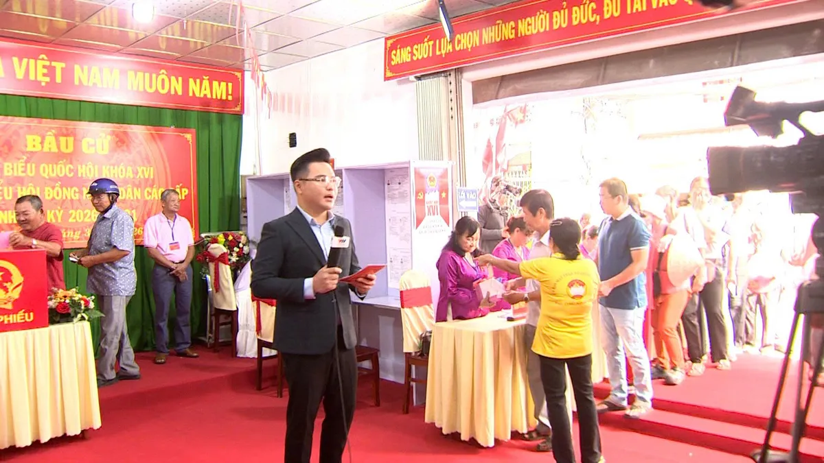 Cầu truyền h&igrave;nh "Ng&agrave;y hội non s&ocirc;ng" kết nối h&agrave;ng chục điểm cầu truyền tải kh&ocirc;ng kh&iacute; n&ocirc; nức, phấn khởi trong ng&agrave;y hội to&agrave;n d&acirc;n đi bầu cử.- Ảnh 24.