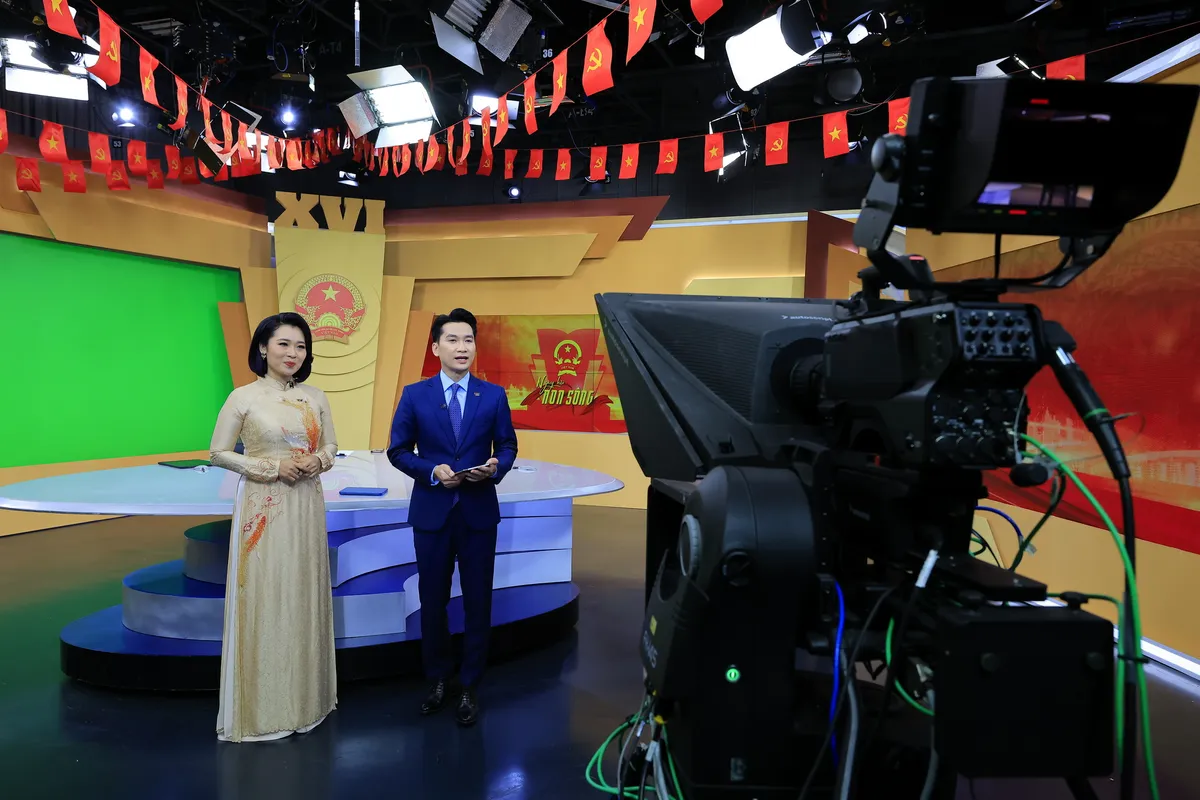 Cầu truyền h&igrave;nh "Ng&agrave;y hội non s&ocirc;ng" kết nối h&agrave;ng chục điểm cầu truyền tải kh&ocirc;ng kh&iacute; n&ocirc; nức, phấn khởi trong ng&agrave;y hội to&agrave;n d&acirc;n đi bầu cử.- Ảnh 1.