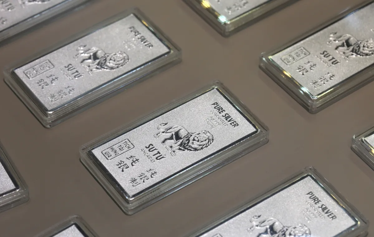 Gi&aacute; v&agrave;ng giảm gần 1 triệu đồng/lượng - Ảnh 2.