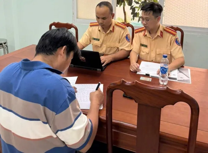Đăng tin &ldquo;bị cướp xe&rdquo; khi bị CSGT tạm giữ phương tiện, người đ&agrave;n &ocirc;ng bị xử phạt- Ảnh 2.