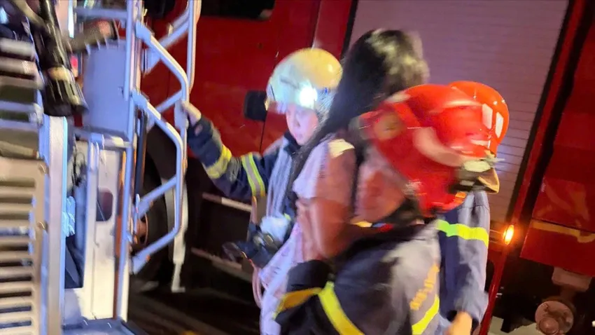 Ch&aacute;y nh&agrave; tr&ecirc;n đường Yersin (TP Hồ Ch&iacute; Minh), kịp thời cứu 5 người mắc kẹt - Ảnh 2.