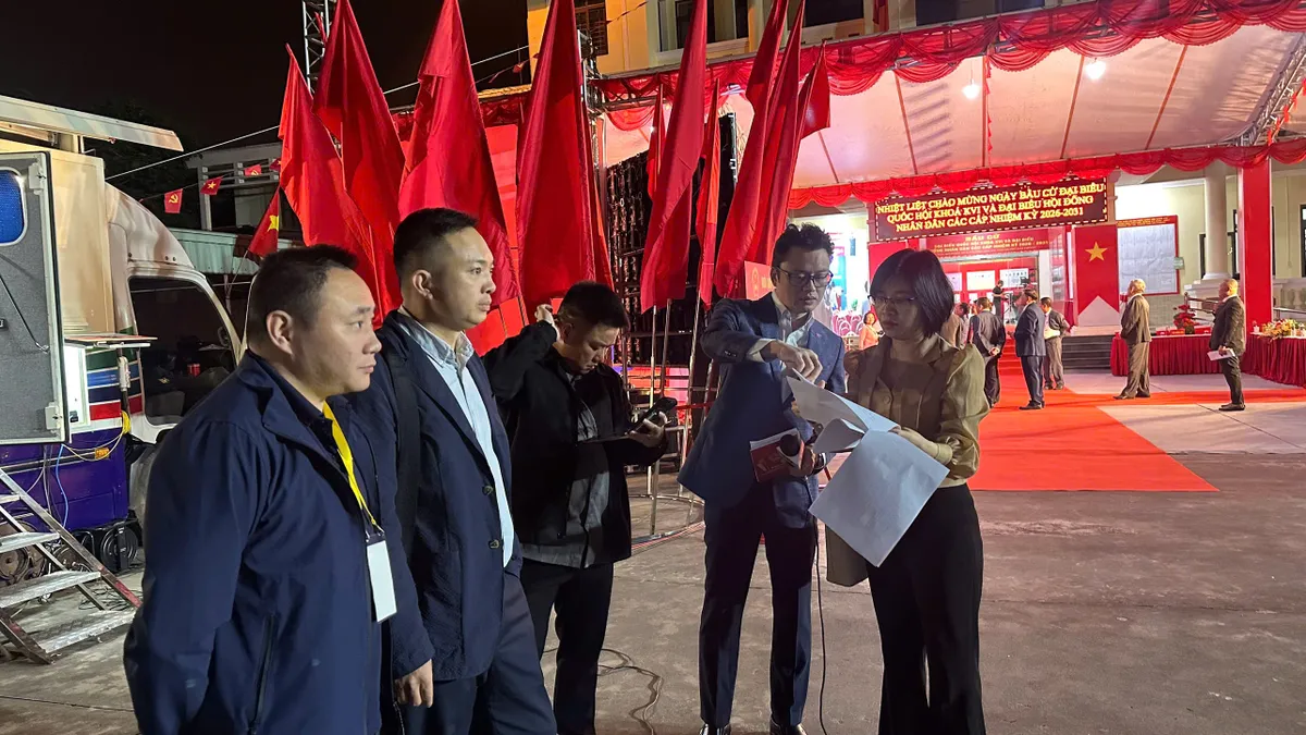 Cầu truyền h&igrave;nh "Ng&agrave;y hội non s&ocirc;ng" kết nối h&agrave;ng chục điểm cầu truyền tải kh&ocirc;ng kh&iacute; n&ocirc; nức, phấn khởi trong ng&agrave;y hội to&agrave;n d&acirc;n đi bầu cử.- Ảnh 6.