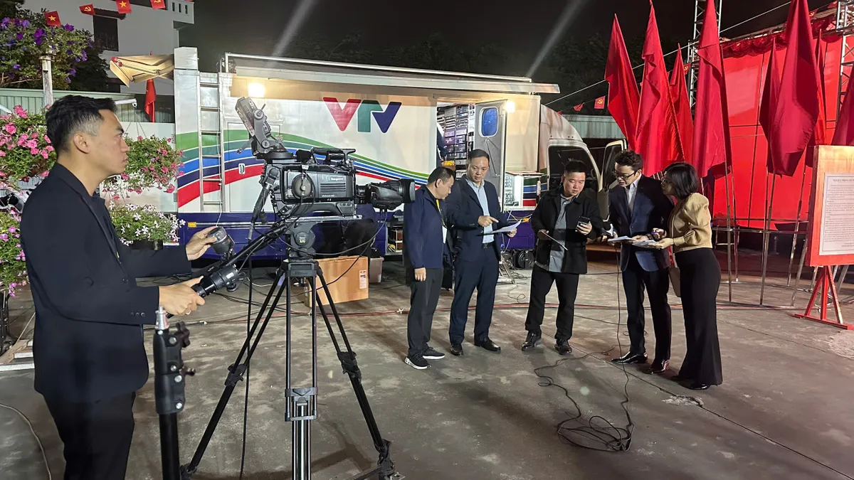 Cầu truyền h&igrave;nh "Ng&agrave;y hội non s&ocirc;ng" kết nối h&agrave;ng chục điểm cầu truyền tải kh&ocirc;ng kh&iacute; n&ocirc; nức, phấn khởi trong ng&agrave;y hội to&agrave;n d&acirc;n đi bầu cử.- Ảnh 7.